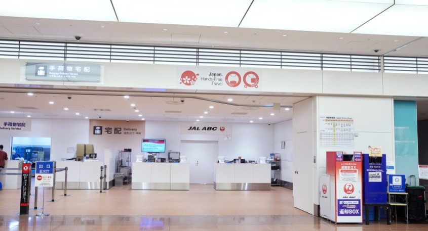 Check-in counters at Haneda Airport, Tokyo — where takkyūbin luggage delivery services are available